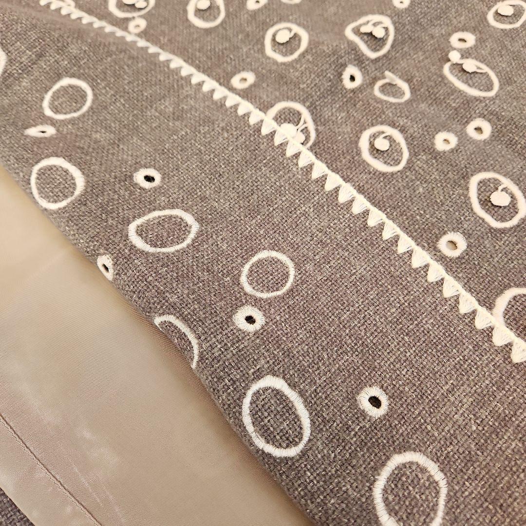 ミナペルホネン　グレー ドット柄刺繍 ひざ丈スカート