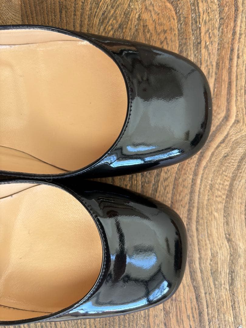 お正月特価‼️ルブタン　ほぼ未使用　エナメルブラック　ローヒール　サイズ35