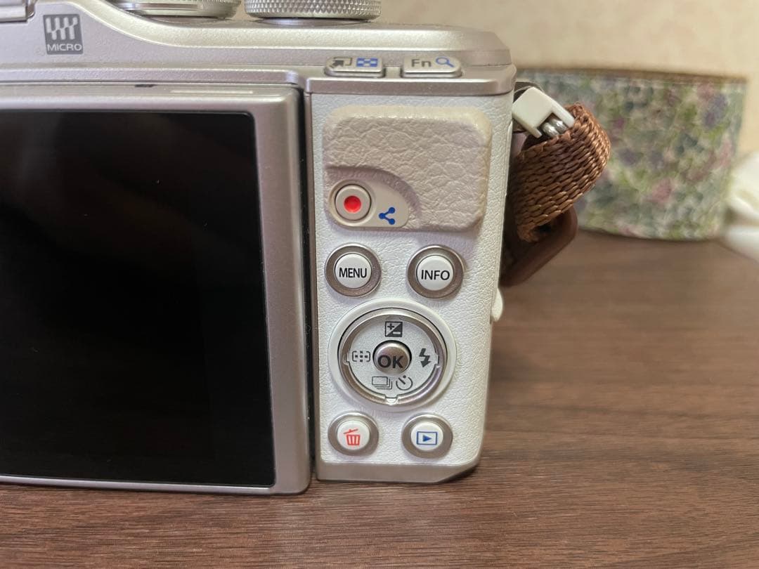 OLYMPUS PEN E-PL9ミラーレス一眼カメラ ホワイト