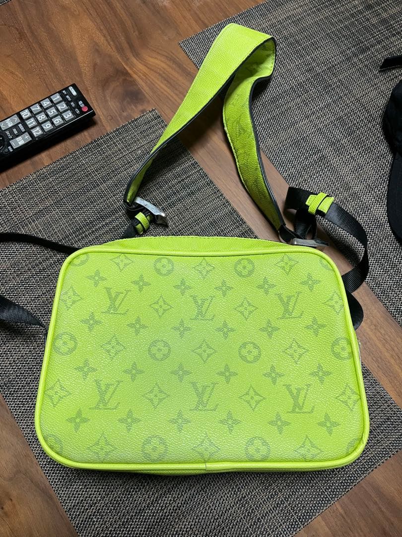 LOUIS VUITTON ルイ ヴィトン　バムバッグ アウトドア　グリーン