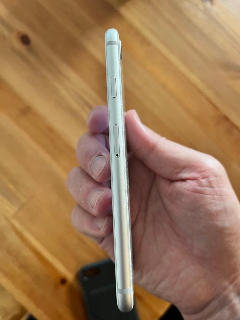 Apple iPhone 8 シルバー バッテリー85%(裏割れあり)