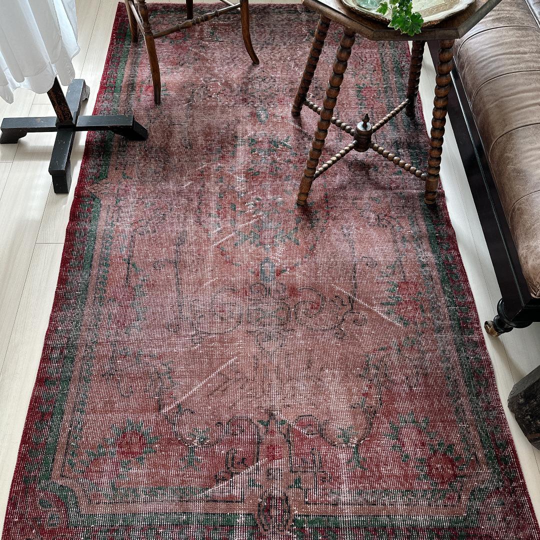 トルコヴィンテージラグA54 レア ブラウン オーバーダイラグ レッド グリーン