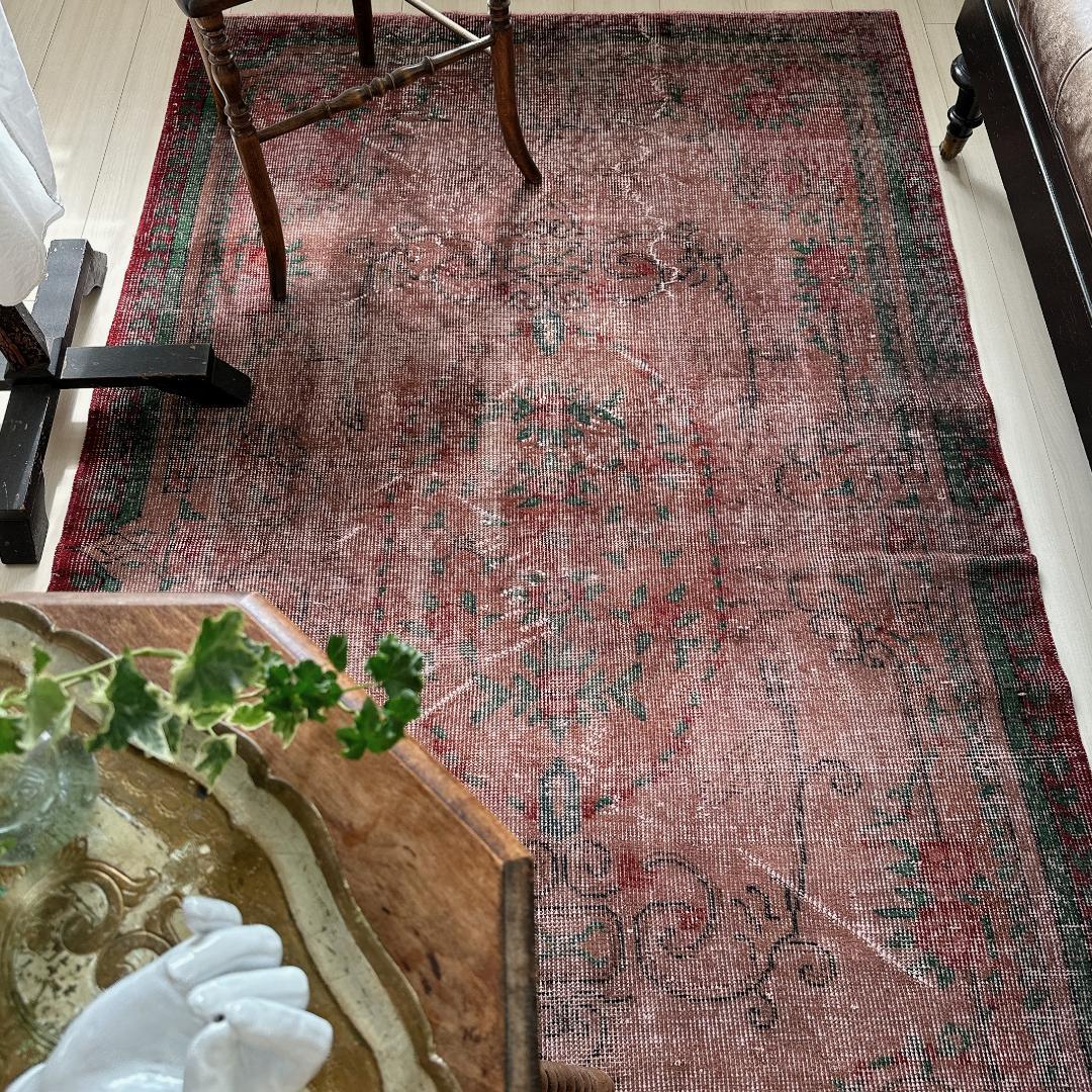 トルコヴィンテージラグA54 レア ブラウン オーバーダイラグ レッド グリーン