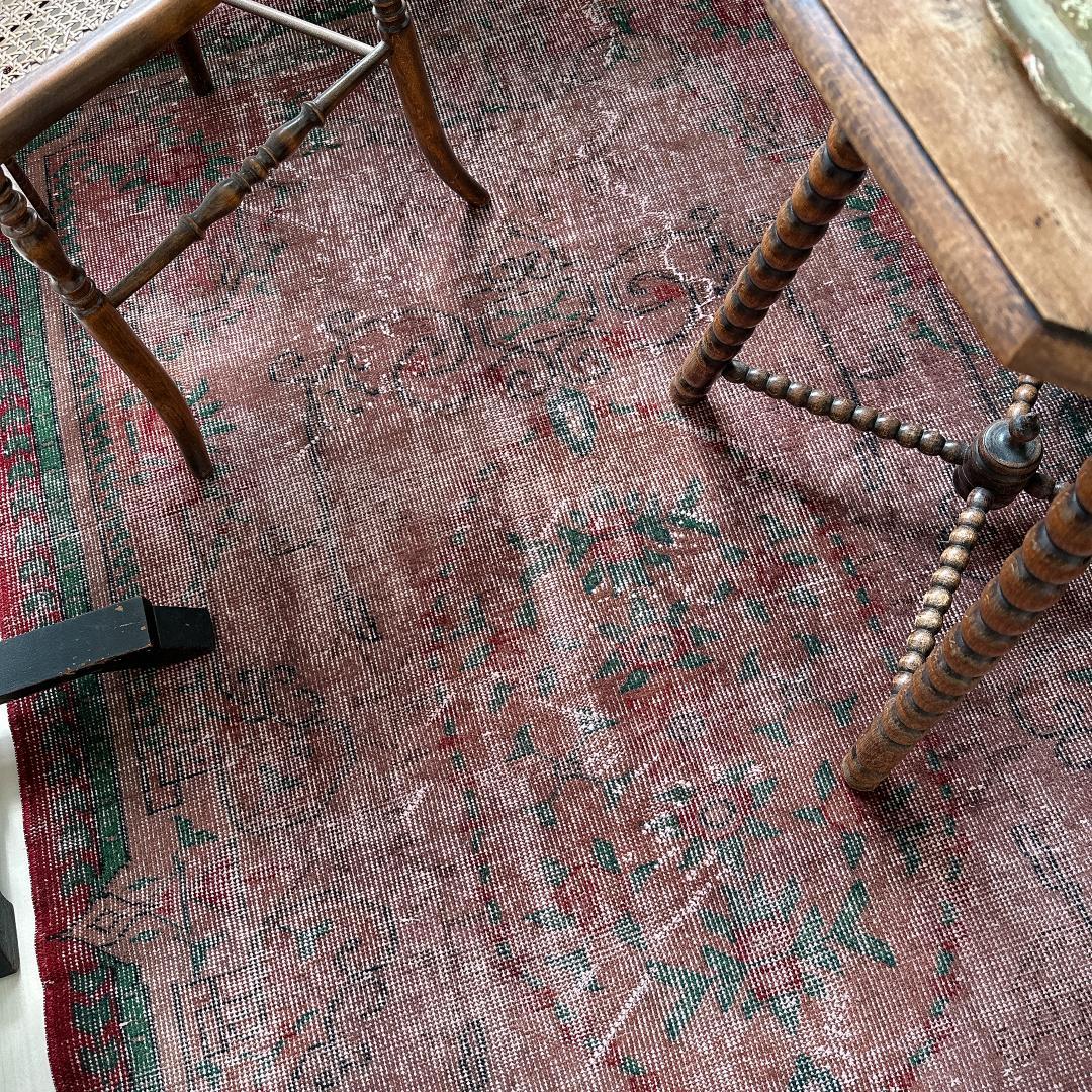 トルコヴィンテージラグA54 レア ブラウン オーバーダイラグ レッド グリーン