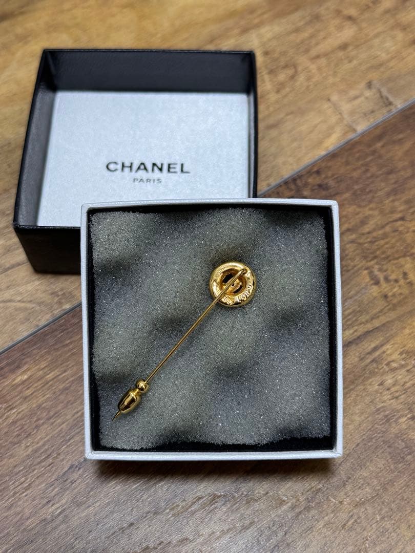 CHANEL ゴールド ロゴ ブローチ 箱付き