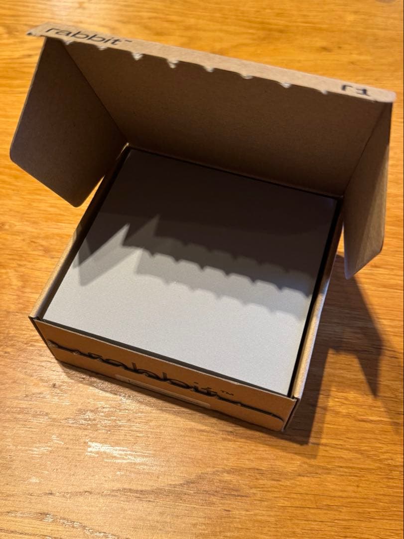 【中古】Rabbit R1 ポータブルAIアシスタント