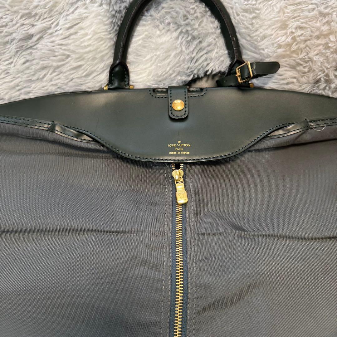 美品 LOUIS VUITTON タイガ ベーリング ガーメントバック