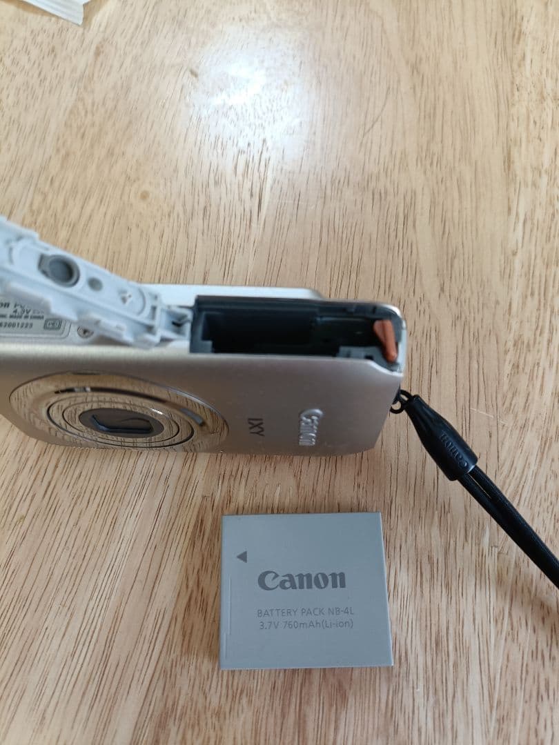 Canon IXY 210F　デジタルカメラ 本体、バッテリーパック、充電器