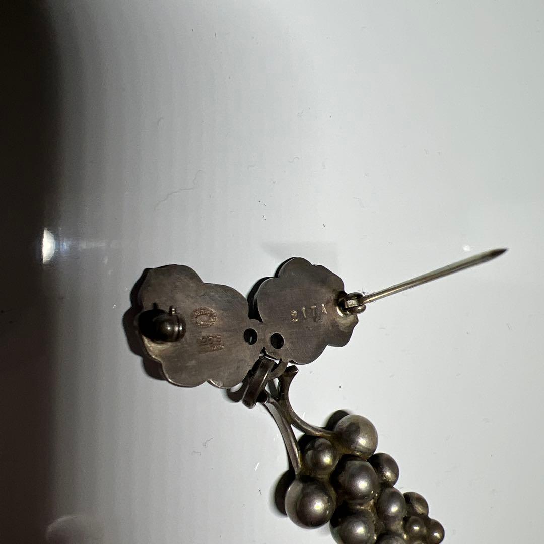 ジョージジェンセンの1992年イヤーペンダントでラピスラズリが使われ。￼