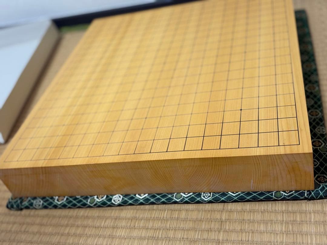 榧二寸盤　柾目　上物　箱付き　碁盤　囲碁　美品