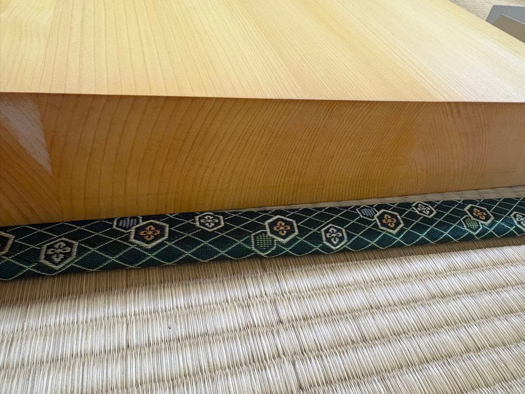 榧二寸盤　柾目　上物　箱付き　碁盤　囲碁　美品