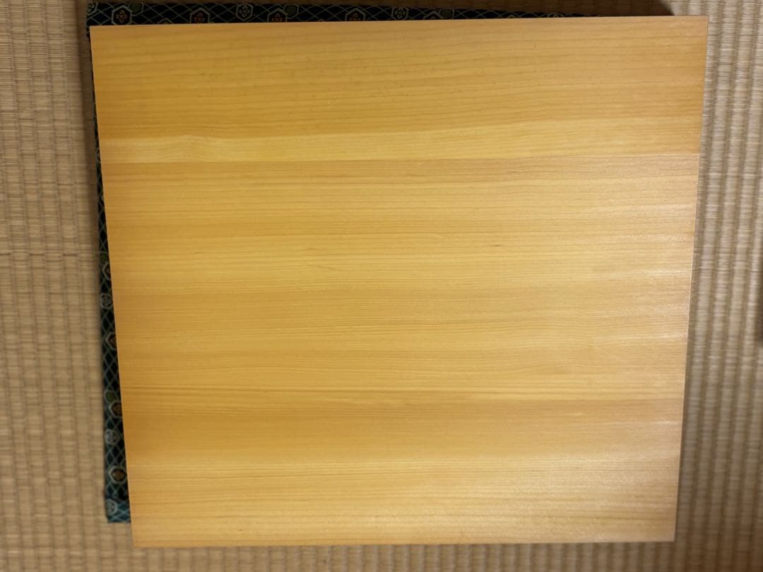 榧二寸盤　柾目　上物　箱付き　碁盤　囲碁　美品
