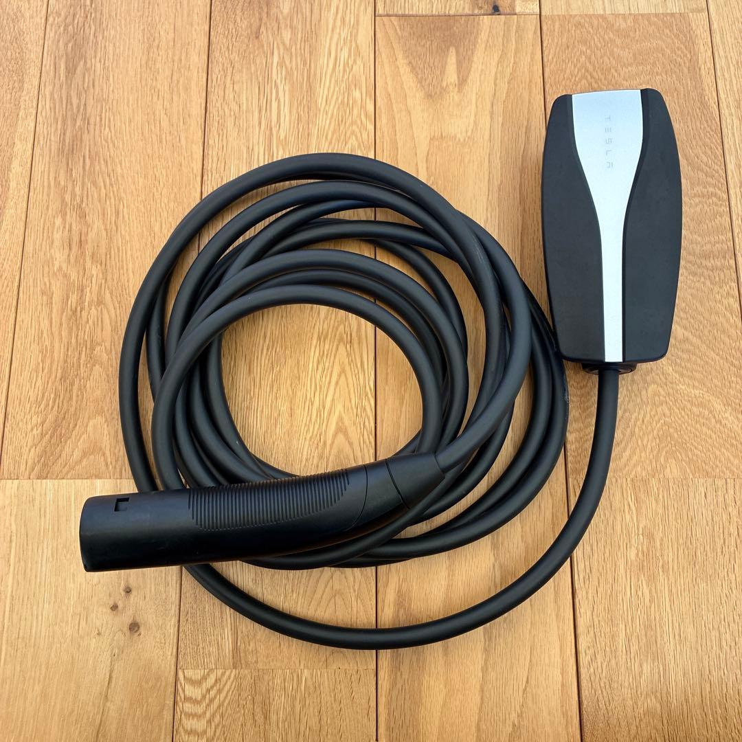 Tesla 充電ケーブルと収納ケース