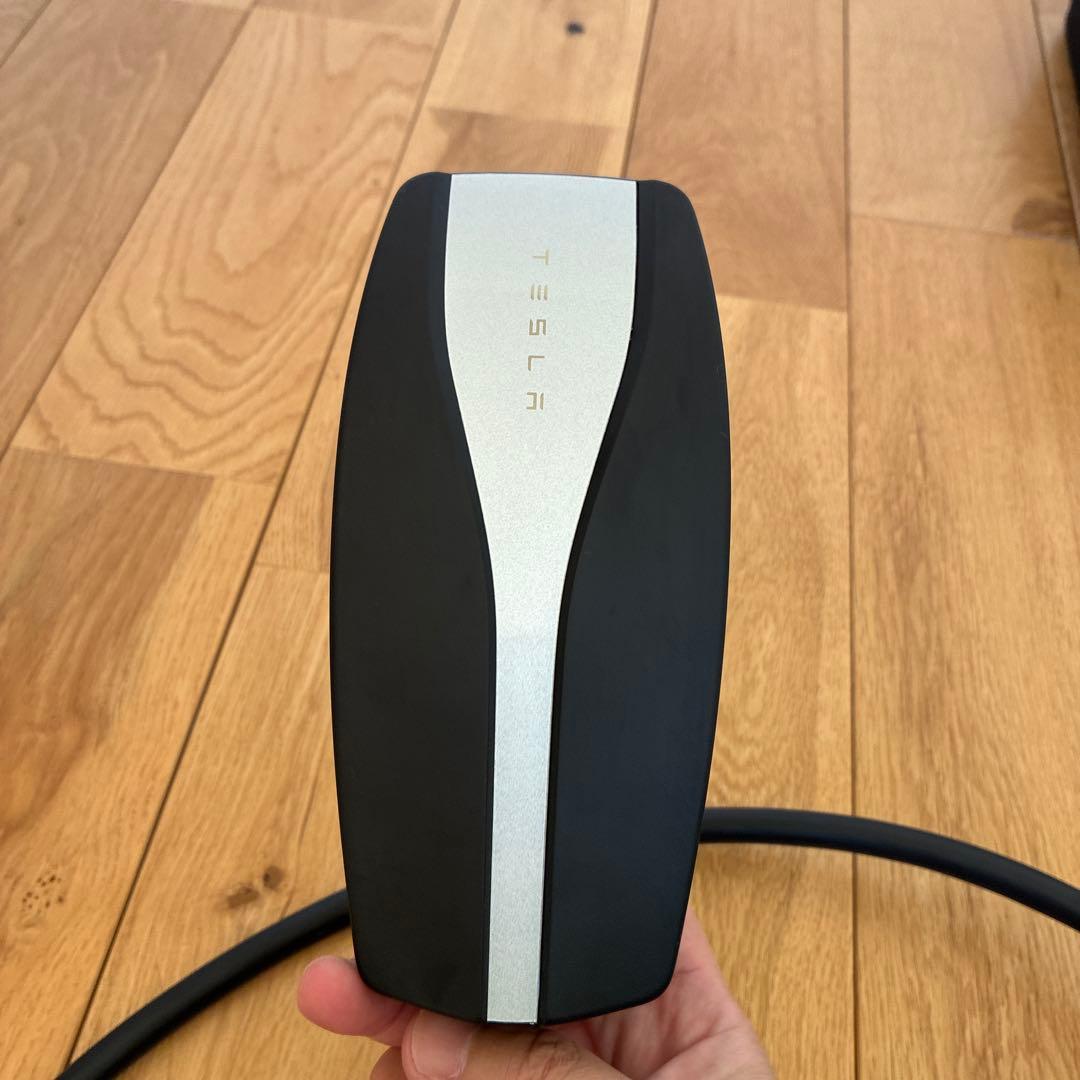 Tesla 充電ケーブルと収納ケース