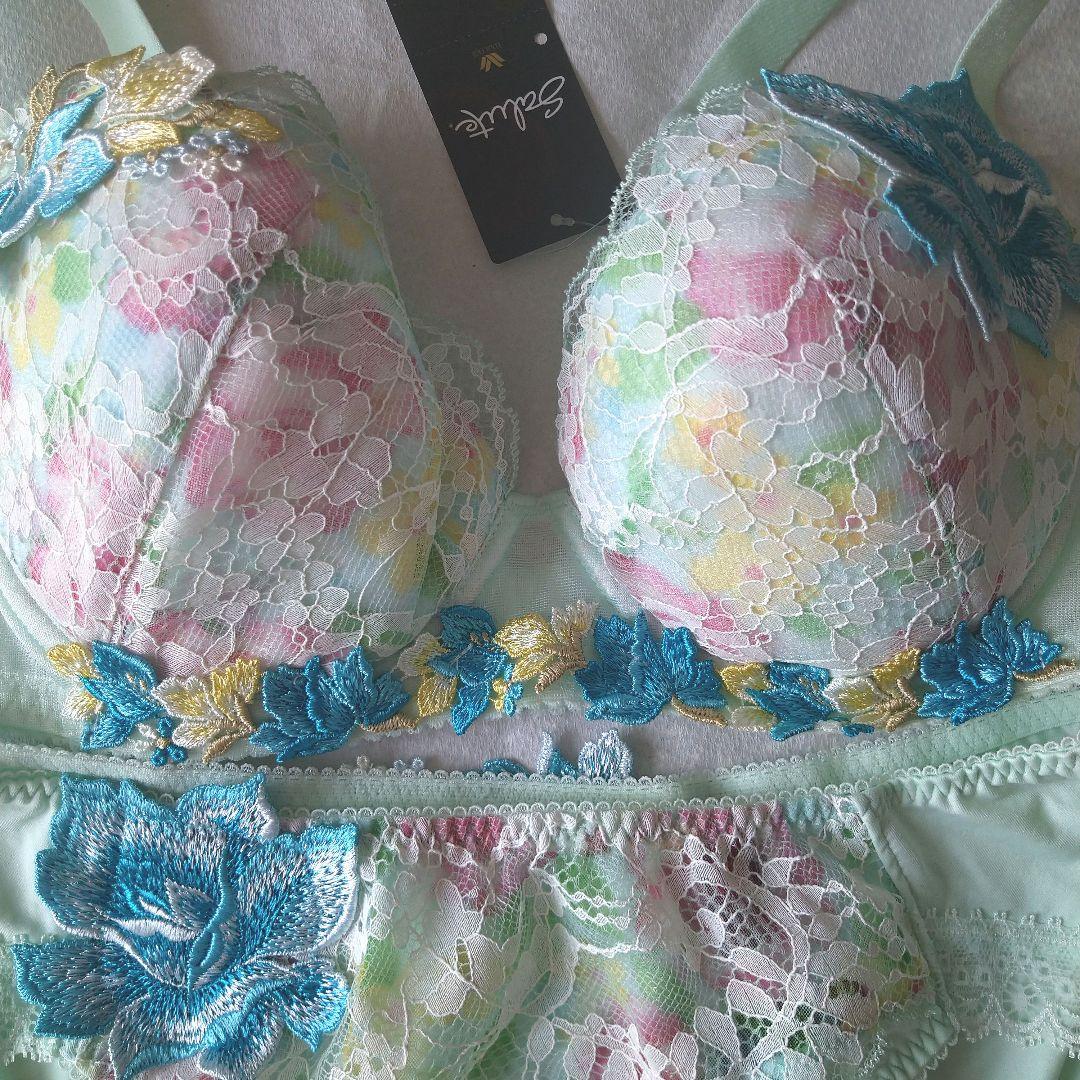 【最終お値下げ】匿名配送【新品タグ付き】サルート32グループ　ブラ＆ショーツ