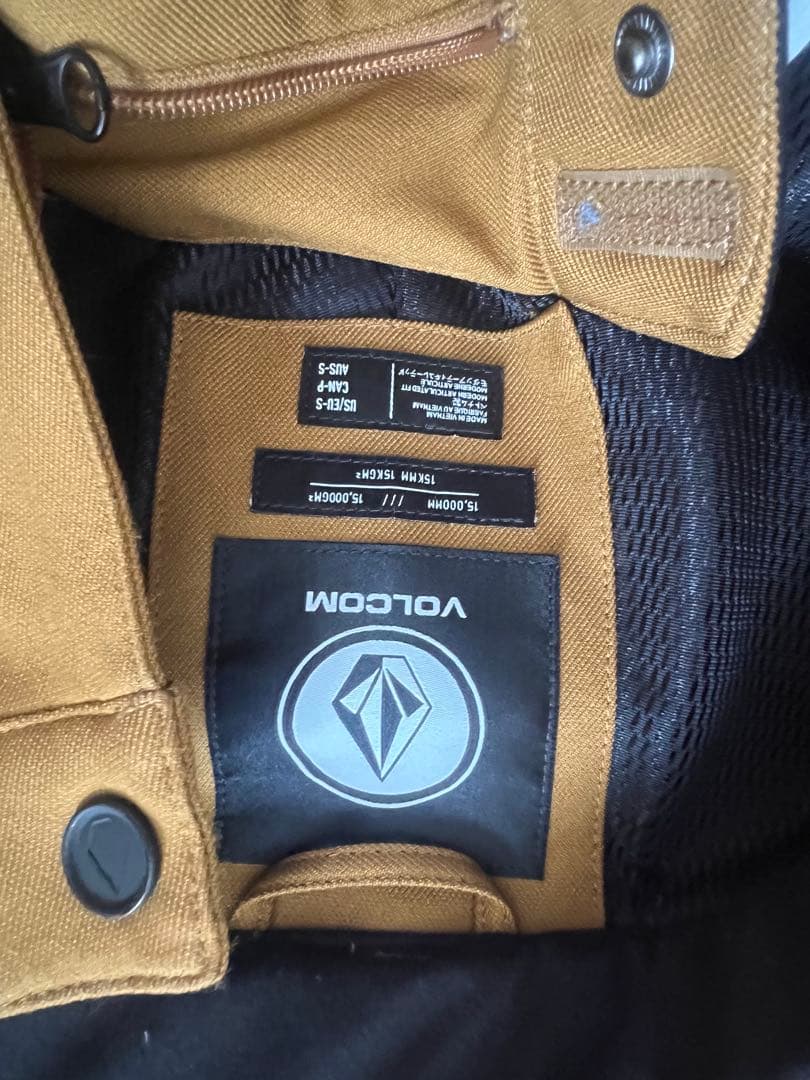 Volcom スノーボードウェア　Sサイズ 赤ジャケット黄パンツGORE-TEX