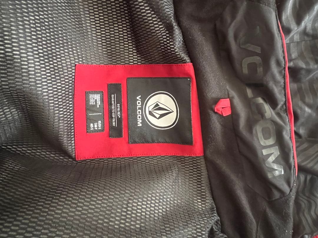 Volcom スノーボードウェア　Sサイズ 赤ジャケット黄パンツGORE-TEX