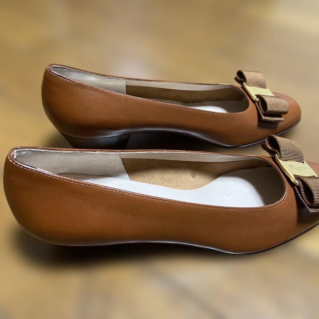 Salvatore Ferragamo ブラウンリボンパンプス