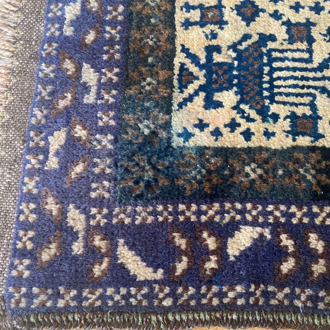 渋い色カラーのスモールラグ