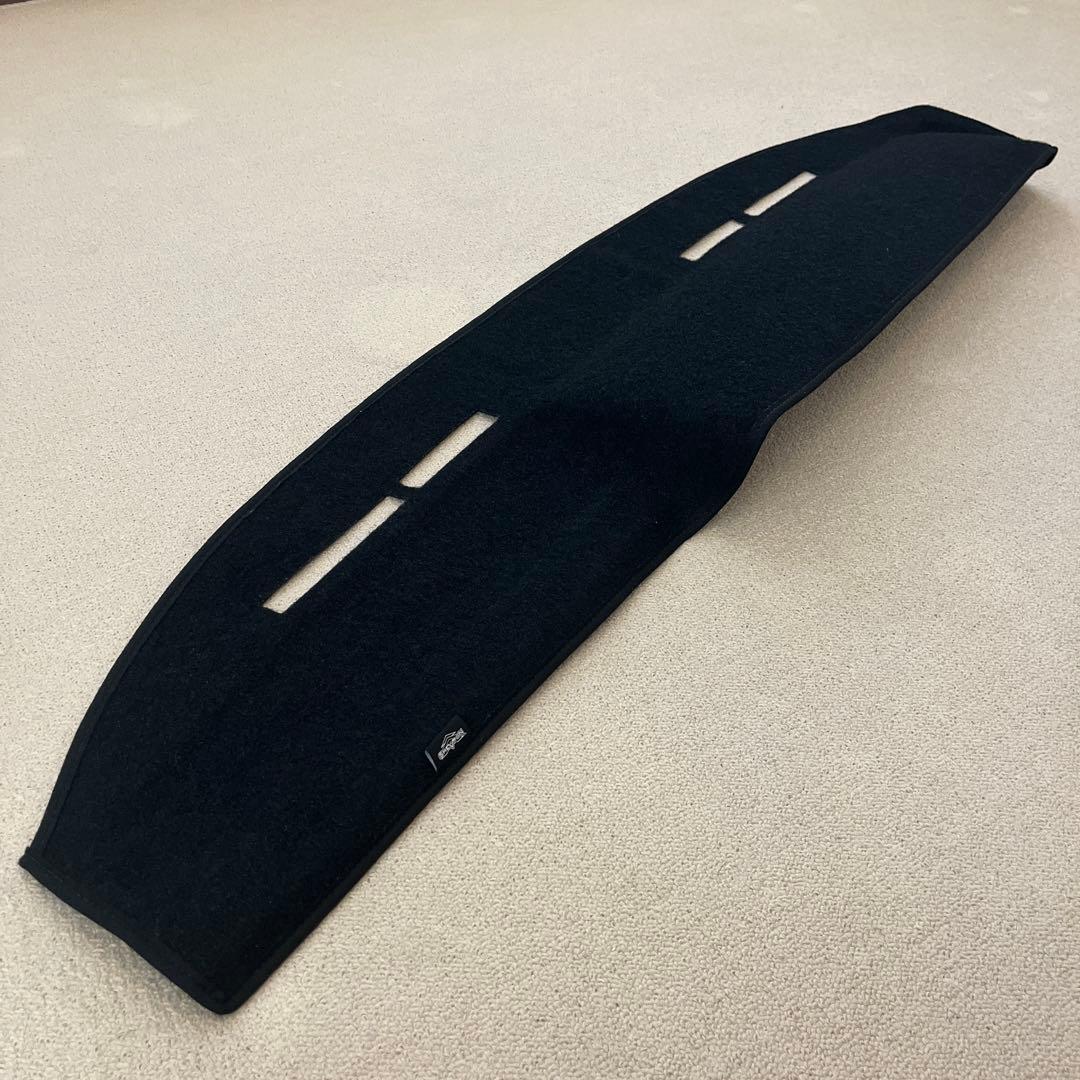 ボルボ240 CHEVRON ダッシュボードカバー ブラック