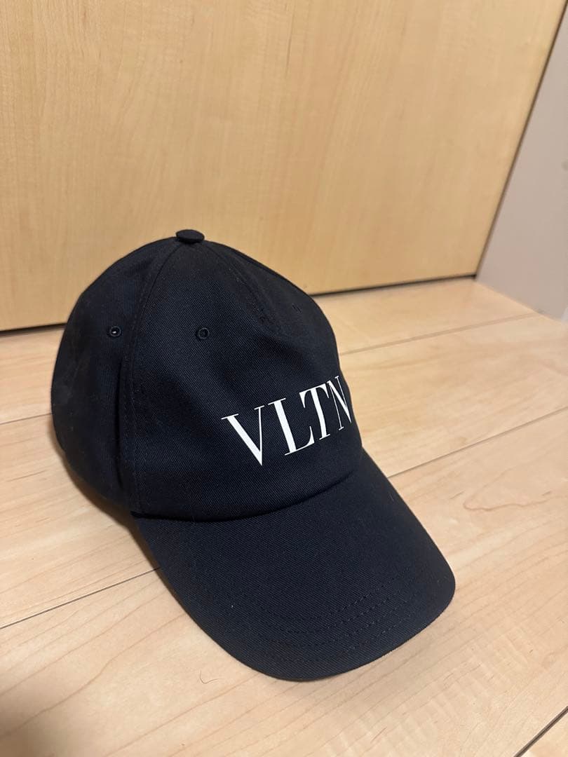 VALENTINO 黒 VLTN キャップ