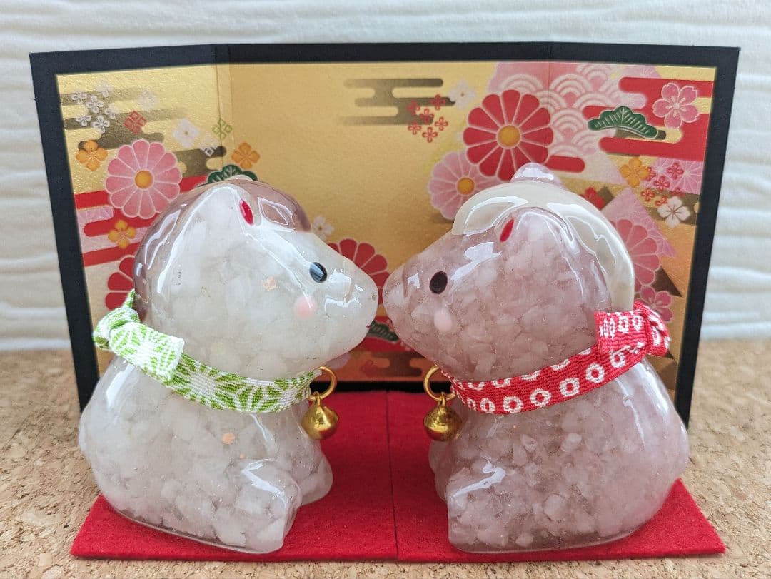 金屏風付き！紅白の干支おうまちゃん形オルゴナイトセット☆