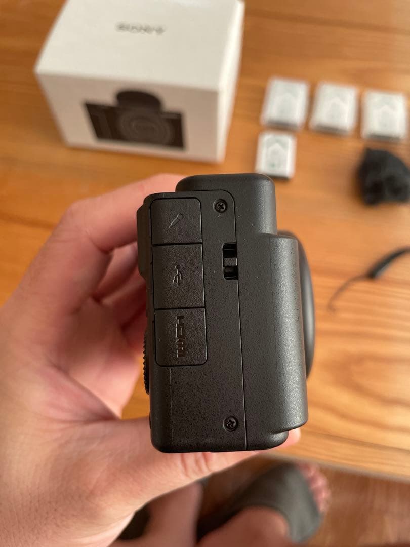 [美品]SONY ZV-1M2 + バッテリー x 5 (純正品)