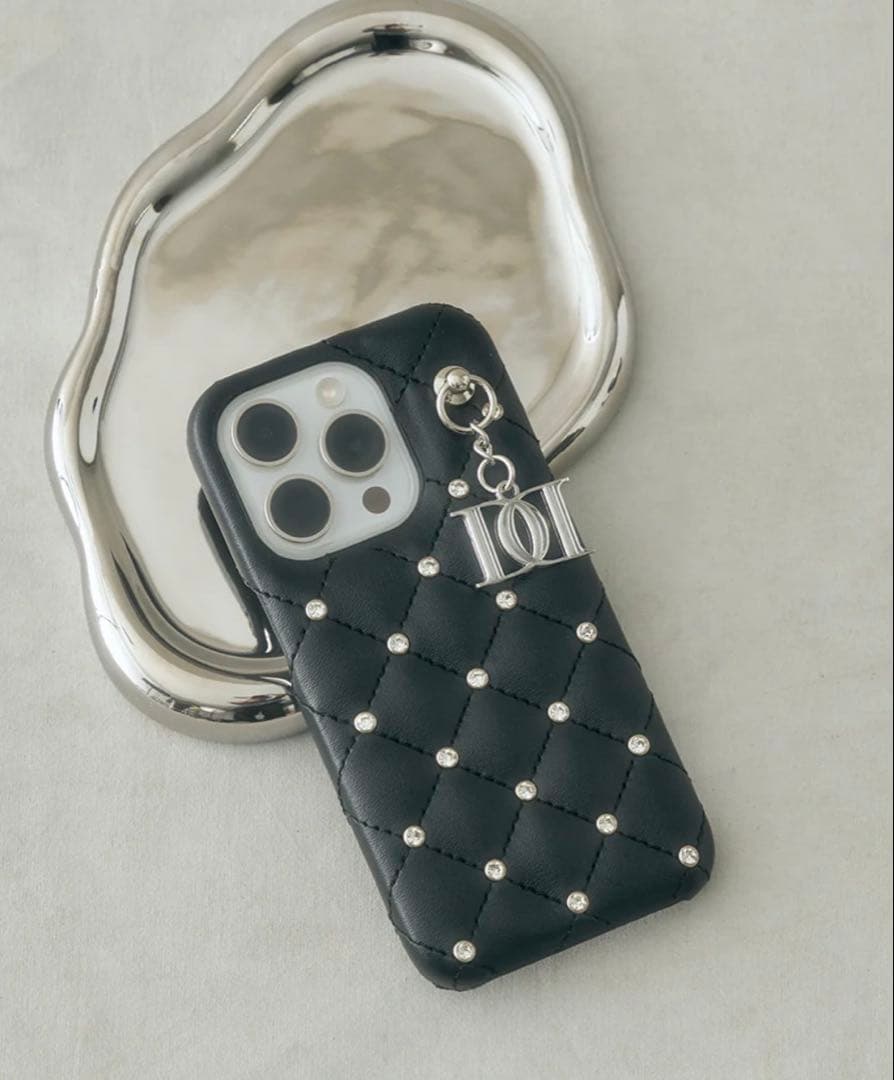 【新品未開封】キルティングビジューDDチャームiPhone15ケース