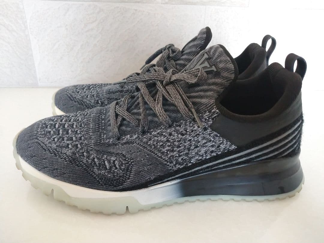 ルイヴィトン　VNRラインスニーカー LVロゴ入り 7.5 グレー×黒