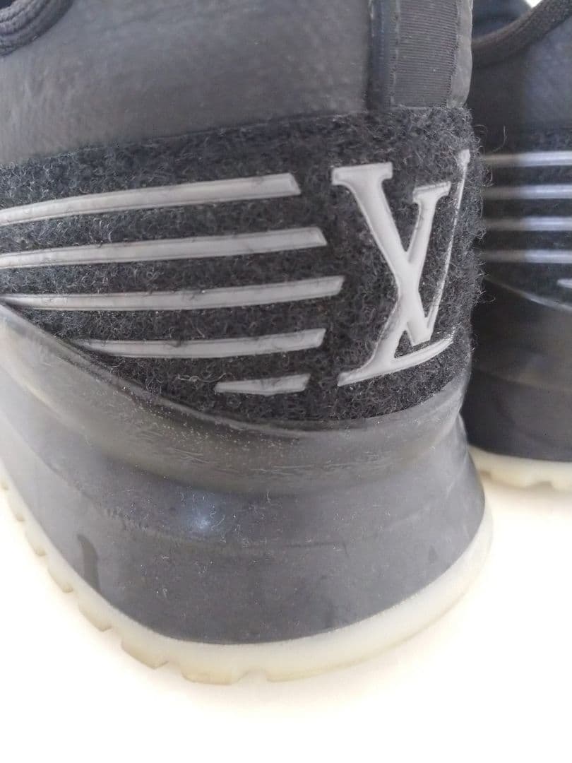 ルイヴィトン　VNRラインスニーカー LVロゴ入り 7.5 グレー×黒