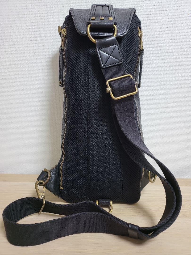 ディーゼル Masterpiece クロコダイル柄ボディーバッグ