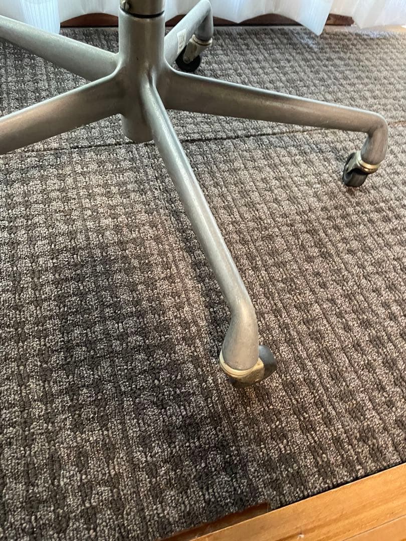 ハーマンミラー　アルミナムチェア