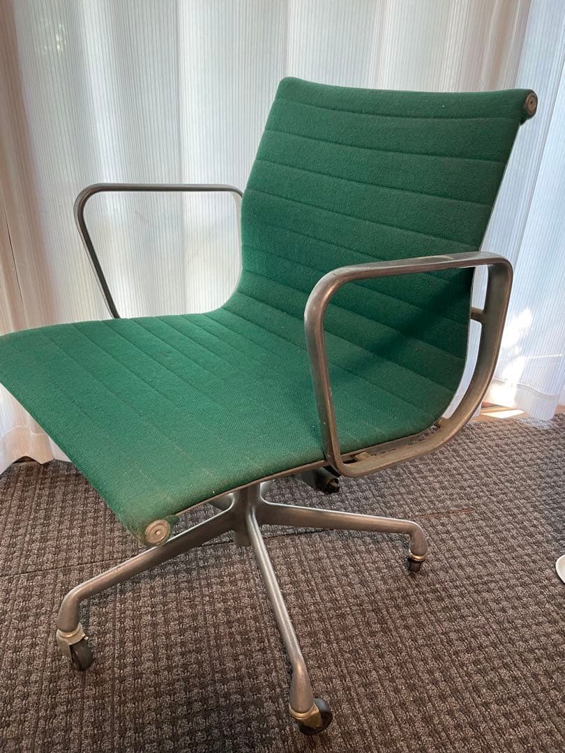 ハーマンミラー　アルミナムチェア