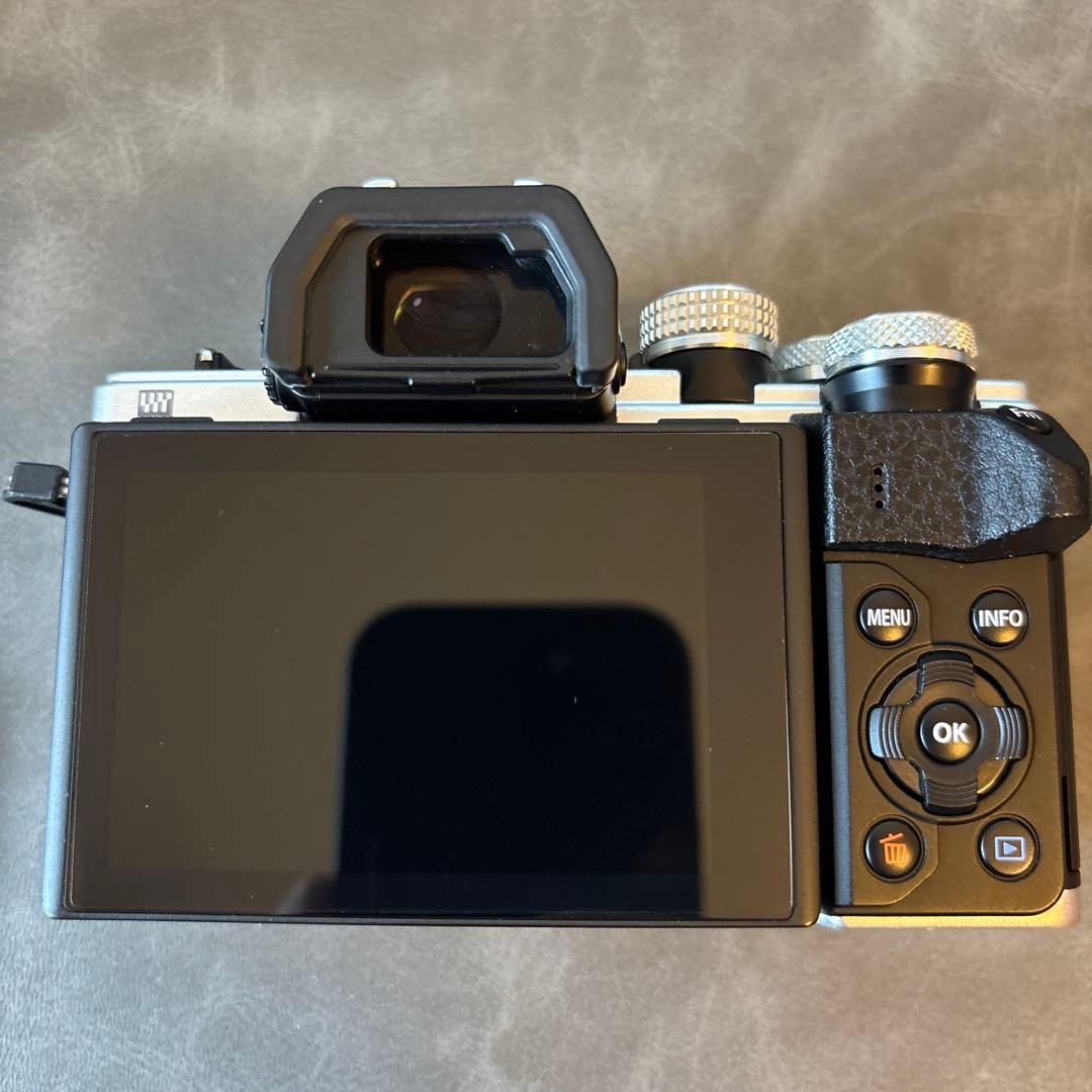 ジャンクOLYMPUS OM-D E-M10 Mark II ダブルズームキット