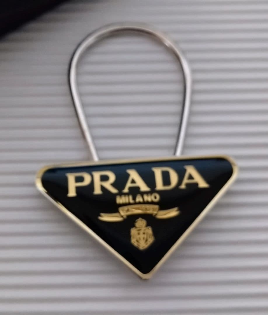 PRADA トライアングルキーホルダー 箱付き