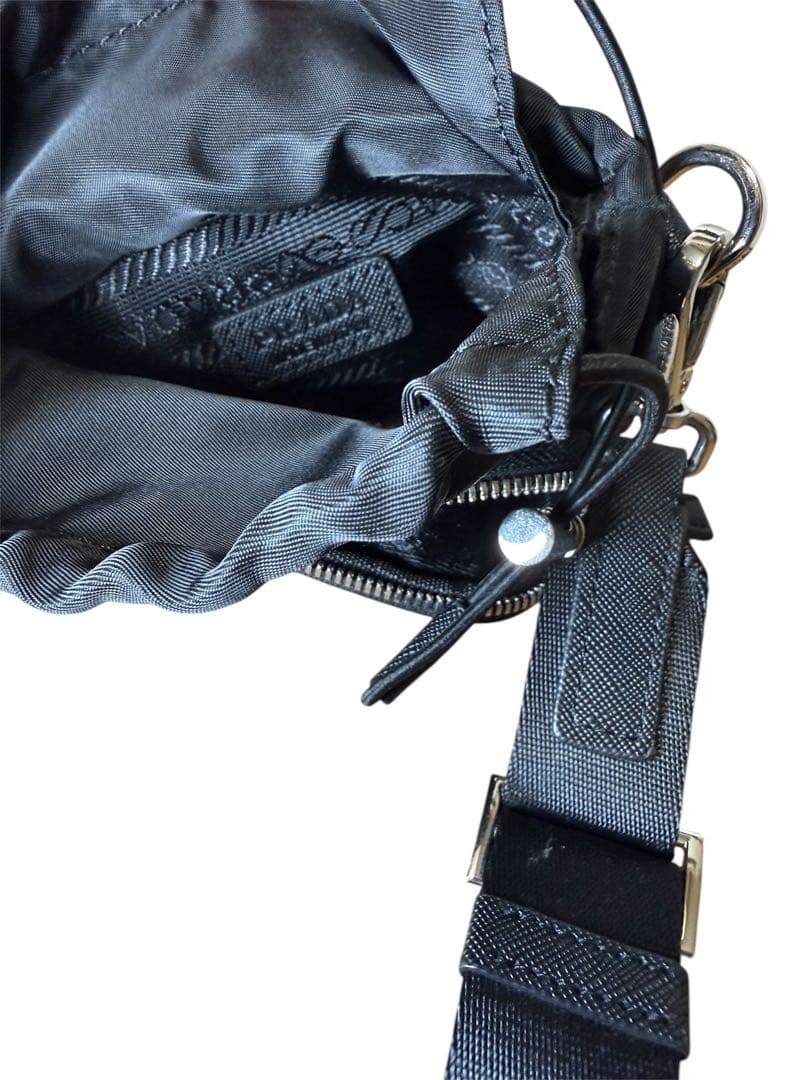 PRADA ブラック ナイロン　スマホ　ショルダーバッグ　即購入不可能