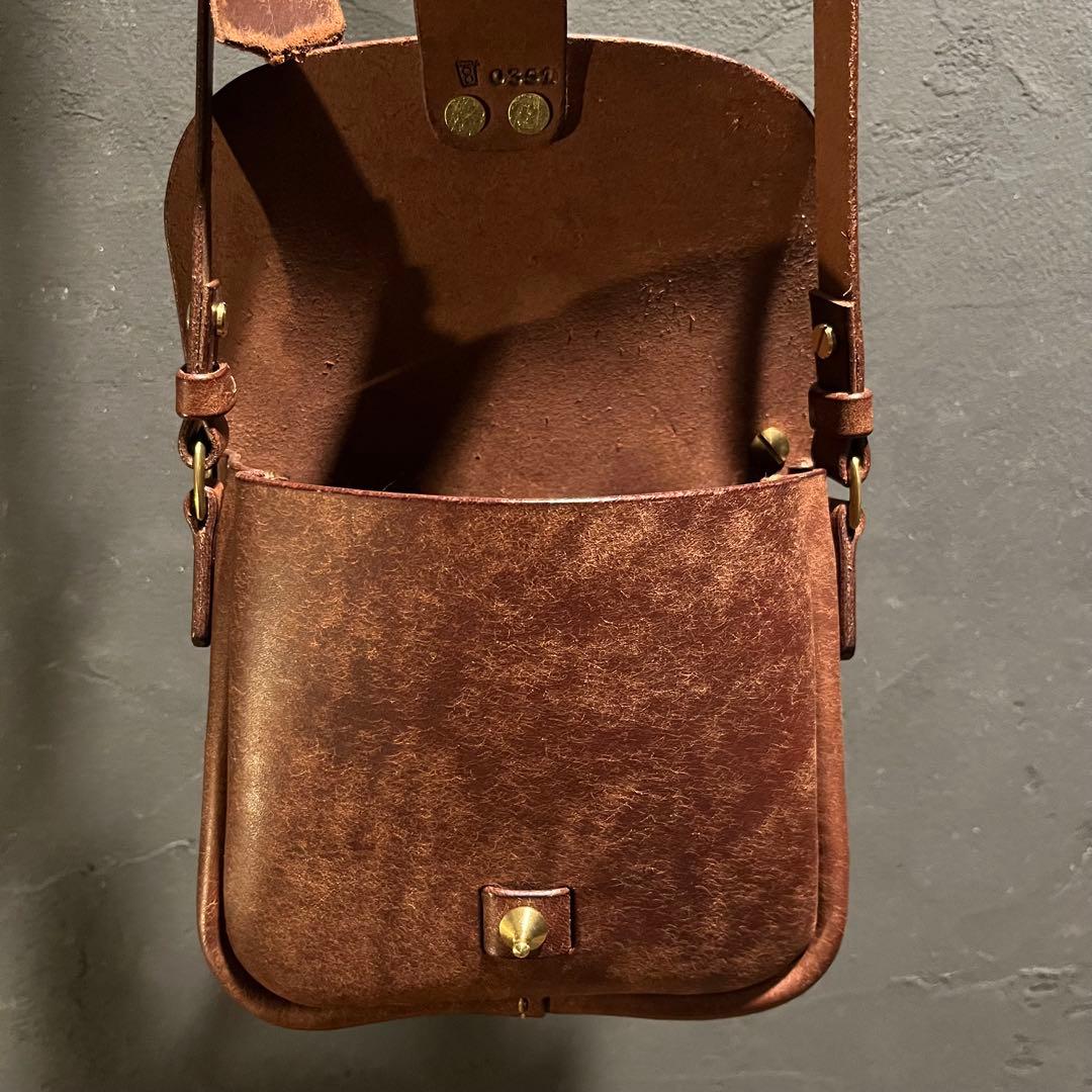 プエプロレザーのポシェット レザーミニバッグ 冬コーデアイテム