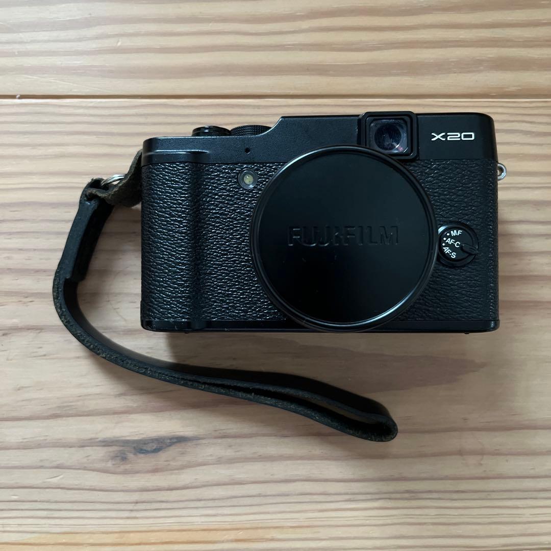 富士フイルム　X20 ブラック　美品　充電器追加しました。