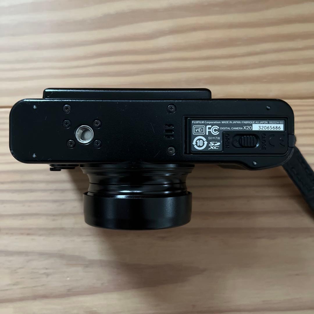富士フイルム　X20 ブラック　美品　充電器追加しました。