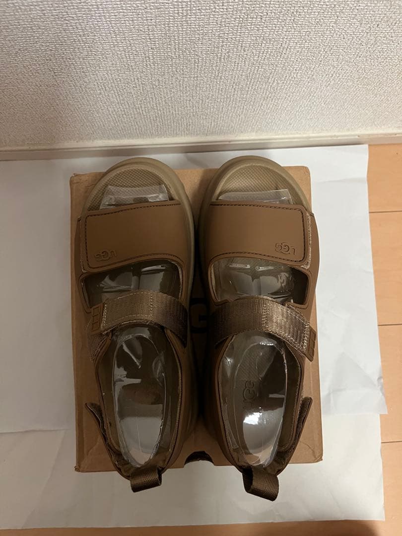 UGG ブラウン 厚底サンダル ベルクロストラップ