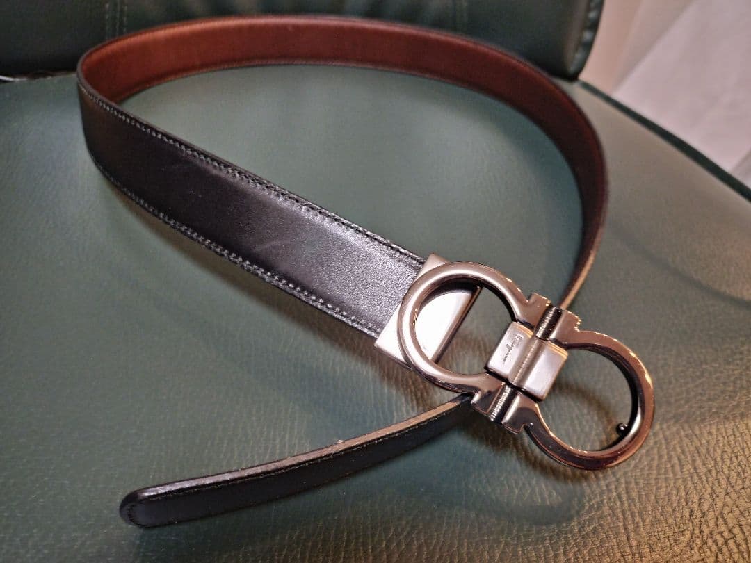 フェラガモ リバーシブルベルト ガンチーニ シルバーメタル