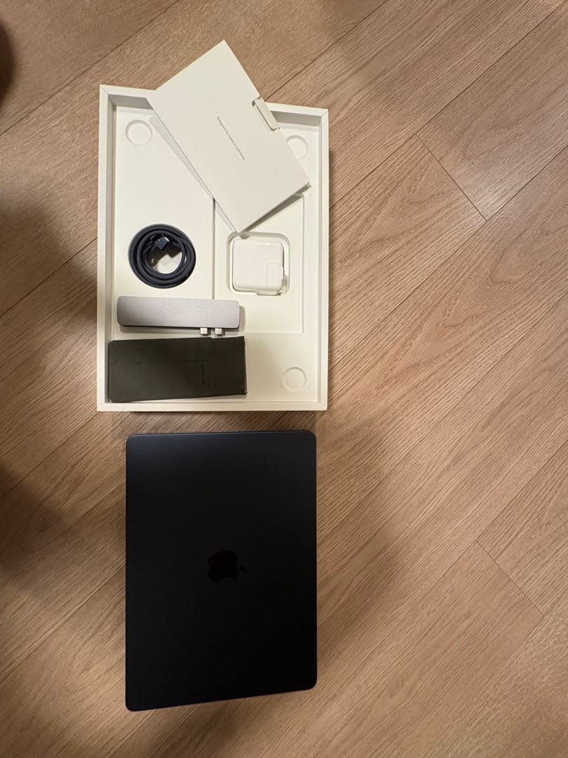 【超美品】MacBook Air 13″ M3/8GB/256GB ハブ付き