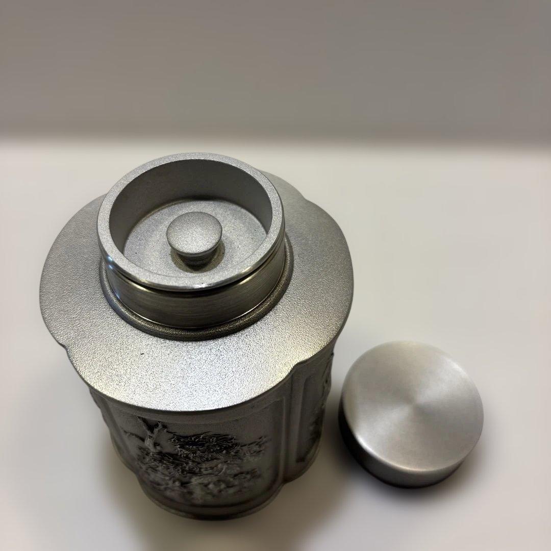 銀色の金属製収納容器