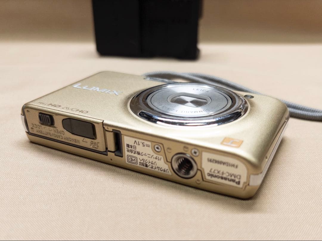 Panasonic LUMIX DMC-FX77 ゴールド