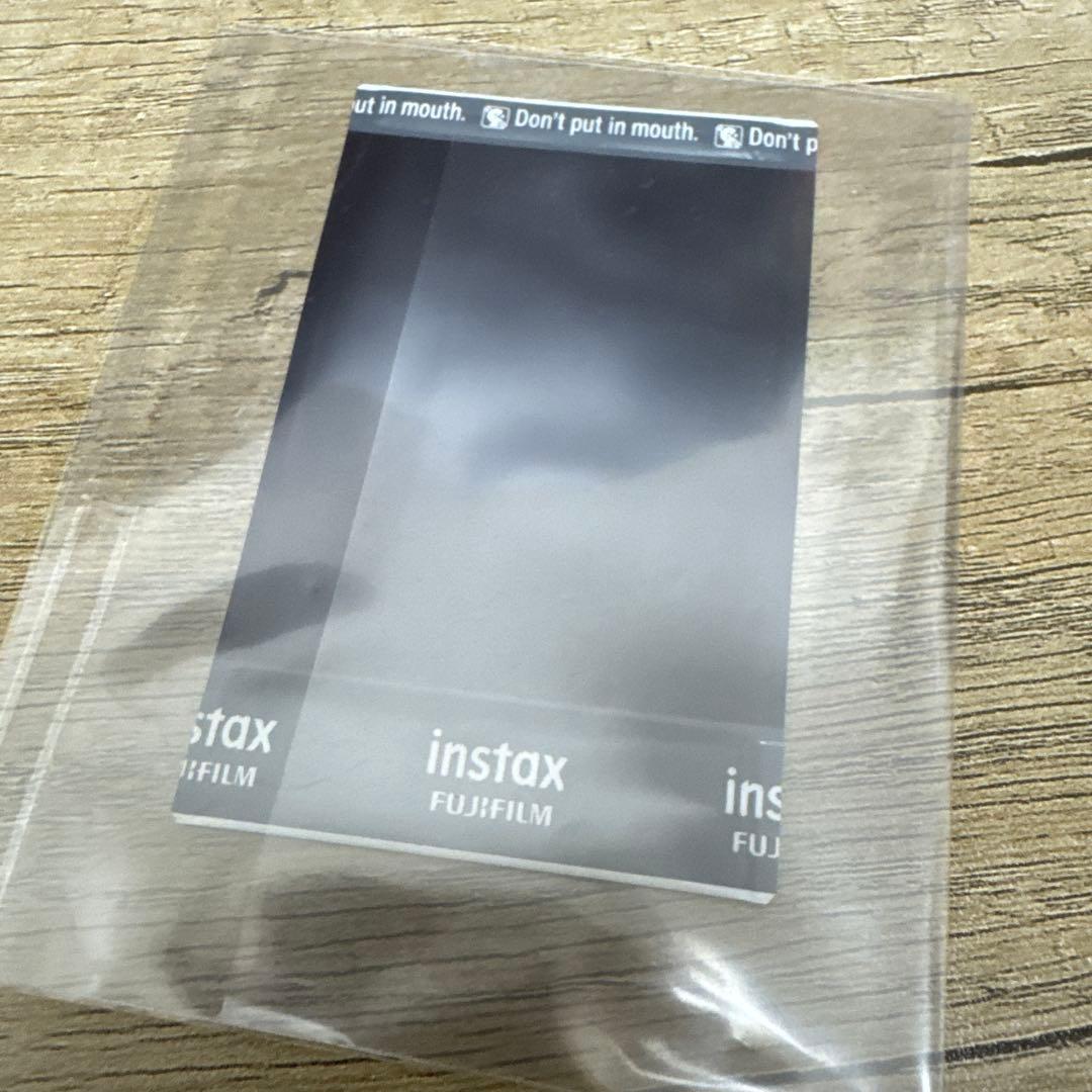 KWAK DONGYEON クァク・ドンヨン　直筆サイン入り　ポラロイド