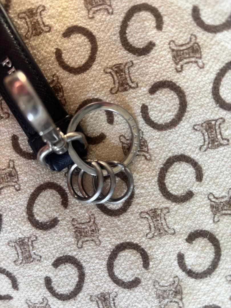 プラダPRADAキーホルダー　キーリング　三角ロゴプレート　サフィアーノレザー黒