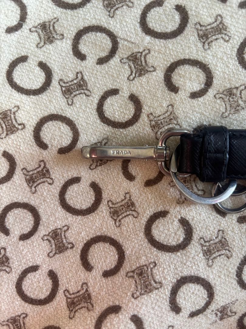 プラダPRADAキーホルダー　キーリング　三角ロゴプレート　サフィアーノレザー黒