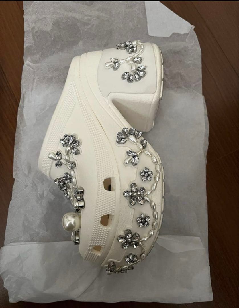 クロックスシモーネロシャ　ホワイトビジューサンダル