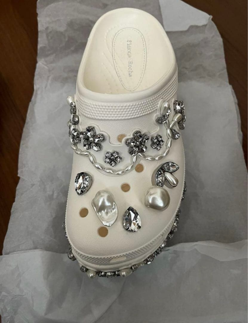 クロックスシモーネロシャ　ホワイトビジューサンダル