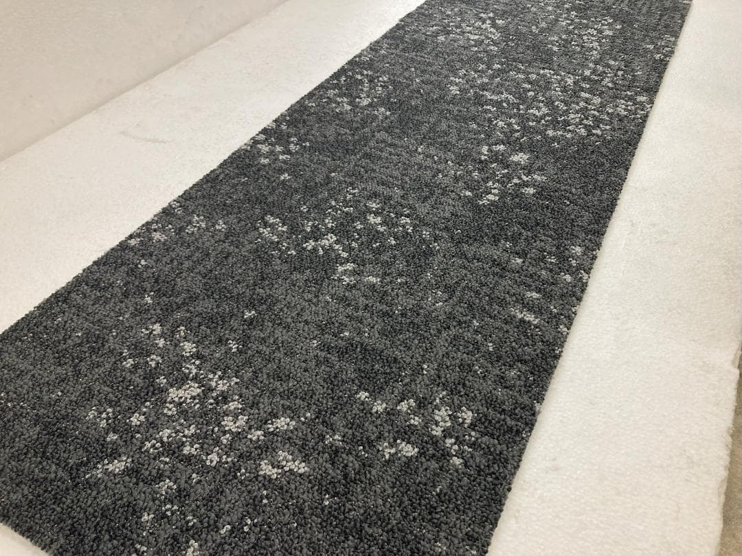 クロエ　タイルカーペット　５４枚 新品・未使用　国内メーカー